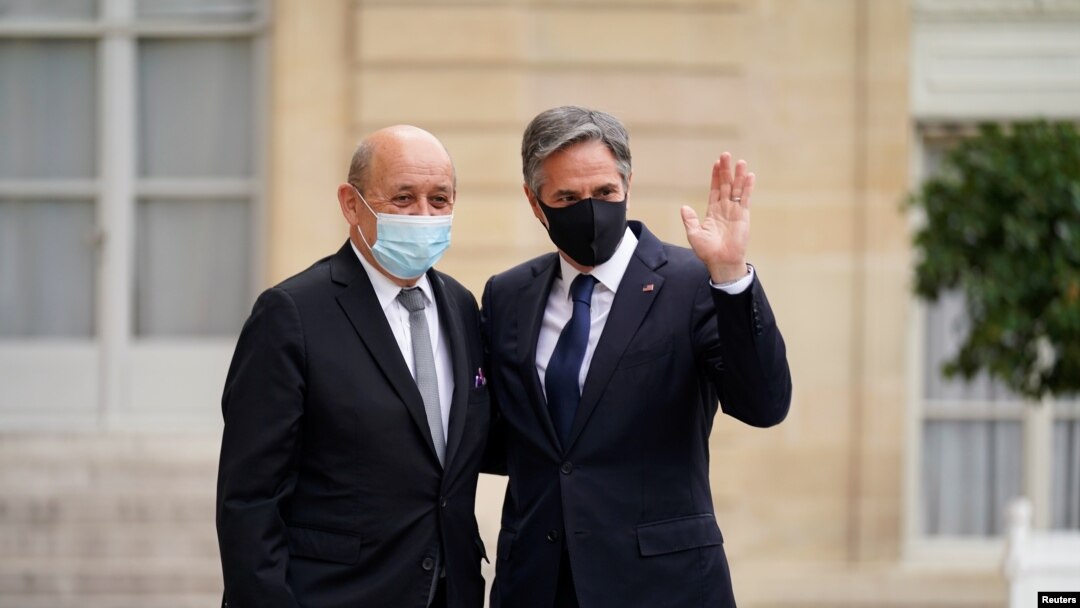 Menteri Luar Negeri Prancis Jean-Yves Le Drian menyambut Menteri Luar Negeri AS Antony Blinken saat tiba di Istana Elysee di Paris, Prancis 25 Juni 2021. (Foto: Andrew Harnik via REUTERS)