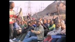 民众在南非铂矿枪击现场附近集会