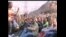 民众在南非铂矿枪击现场附近集会