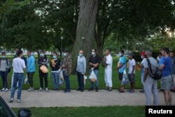 미 남부 국경을 넘어온 이주자들이 지난달 30일 워싱턴 D.C.에 도착해 자원봉사자의 안내를 받고 있다.