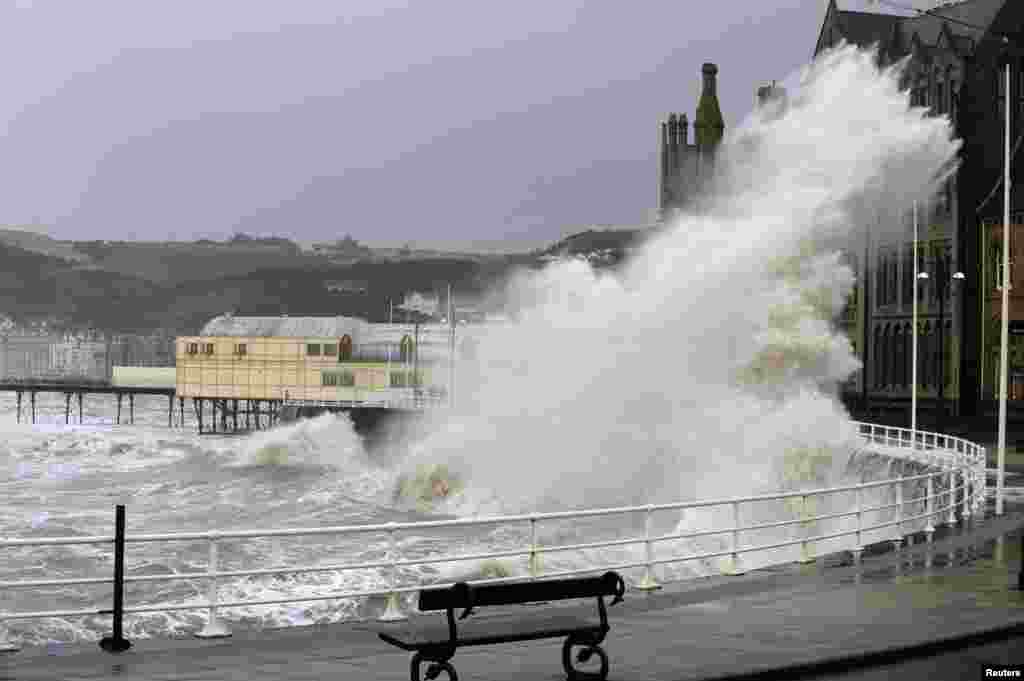 Sebuah ombak besar menerjang pantai di kota Aberystwyth, Wales, Inggris. 