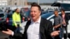 Elon Musk, PDG de Tesla arrive sur le site de construction de l'usine Tesla à Gruenheide en Allemagne, le 3 septembre 2020. 