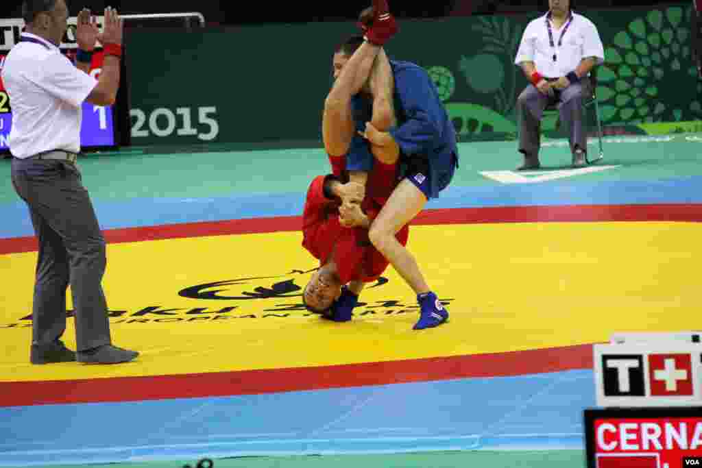 Kişilər və qadınlar arasında keçirilən Sambo idman yarışması