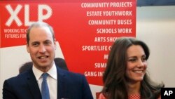 Pangeran William dari Inggris dan istrinya Kate dalam sebuah acara di London (11/3).