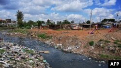 Un parc de loisirs pour enfants créé par des jeunes des bidonvilles sur les rives de la rivière Nairobi très polluées à Korogoc, 17 mai 2019. 