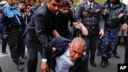 Raffi Hovanessian, capres yang menduduki urutan kedua Pilpres Armenia, terjatuh saat bentrokan antara pendukungnya dan polisi di Yerevan, Rabu (9/4). 