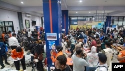 Tîmên rizgarkirinê û kesên qurbaniyan li nexweşxaneya bajarê Banjarmasin, başûrê Kalimantan 13ê Îlonê, 2026.