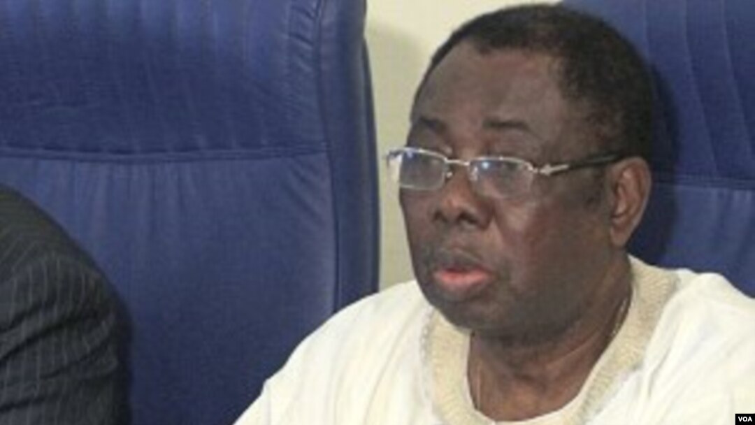 Presiden ECOWAS James Victor Gbeho pada sebuah konferensi pers mengenai hasil pemilu yang disengketakan di Pantai Gading, 4 Januari lalu.