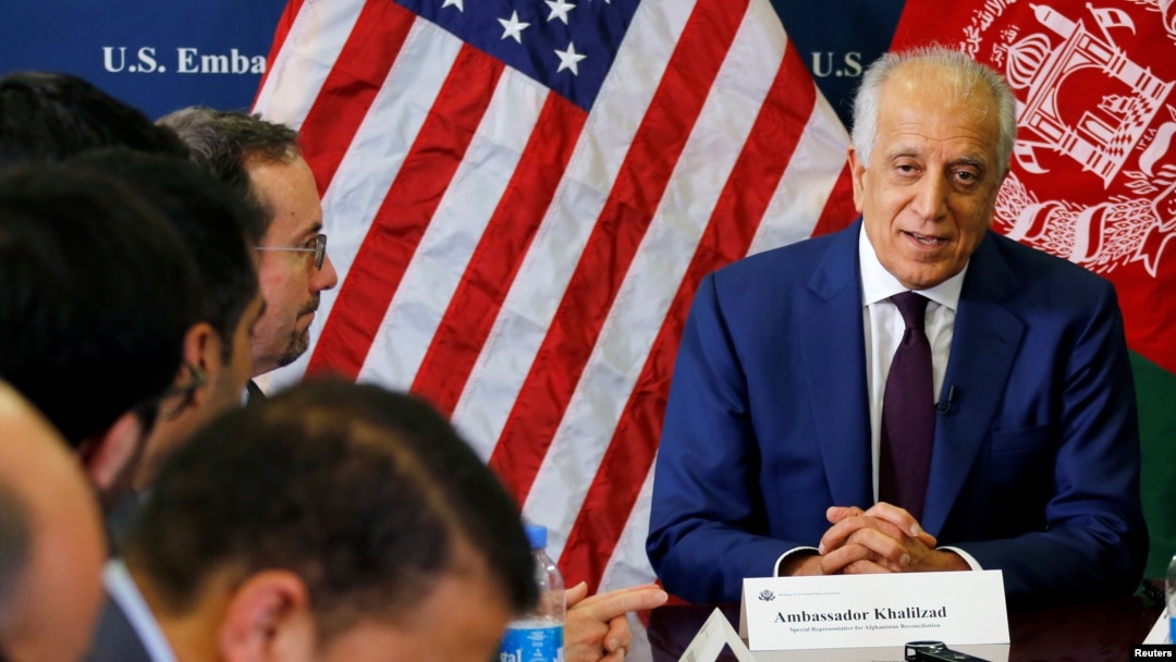 AQShning Afg'oniston tinchlik muzokaralari bo'yicha maxsus elchisi Zalmay Xalilzod (o'ngda) Kobulda afg'on rasmiylari bilan, 2018-yil, 18-noyabr.