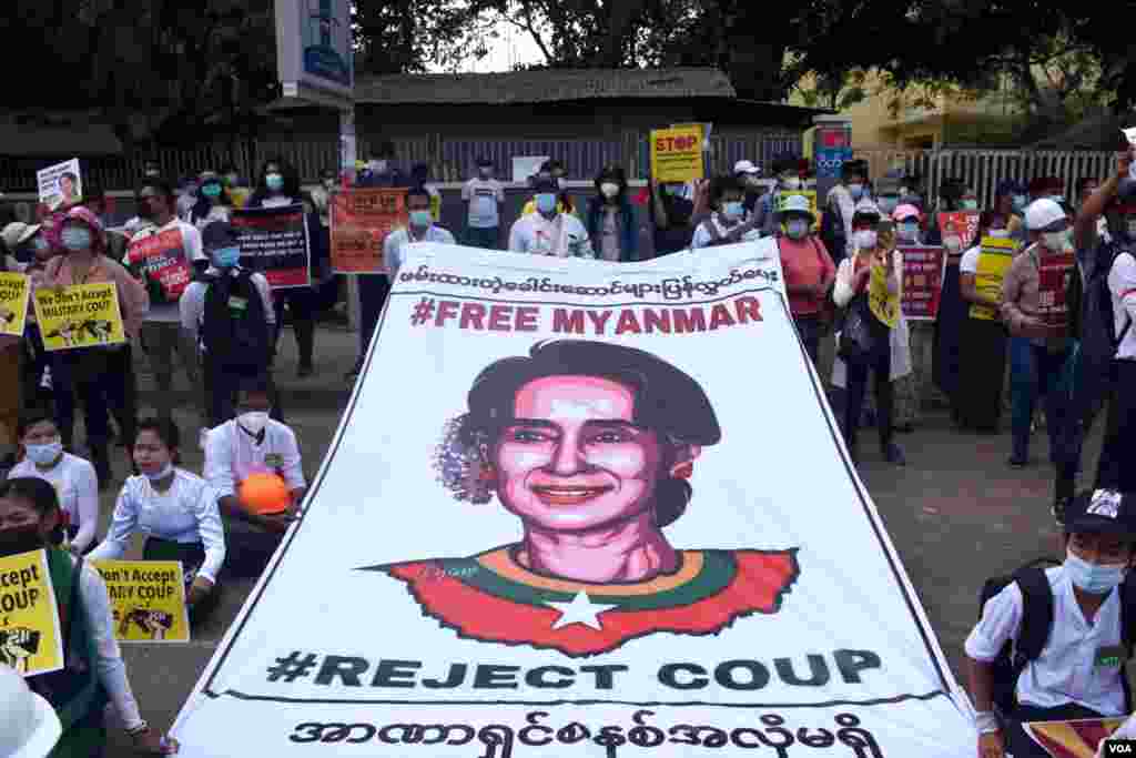ရန်ကုန်မြို့က စစ်အာဏာဖီဆန် ဆန္ဒပြမြင်ကွင်း။ (ဖေဖော်ဝါရီ ၁၈၊ ၂၀၂၁)