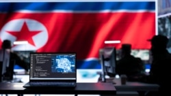 모니터와 북한 인공기가 그려진 일러스트레이션. 미국의 대형 법률사무소가 27일 공개한 기업 대상 법률 경보에서 북한 정보기술(IT) 노동자의 위장취업이 기업에 사이버보안뿐 아니라 제재와 고용, 개인정보 보호 등 복합적인 법적 위험을 초래하고 있다고 경고했다.