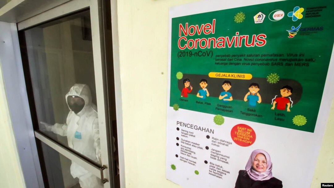 Seorang nakes mengenakan APD di dalam ruang isolasi untuk pasien Covid-19 di Rumah Sakit Cut Meutia, di Aceh, 3 Maret 2020. (Foto: Antara via Reuters).
