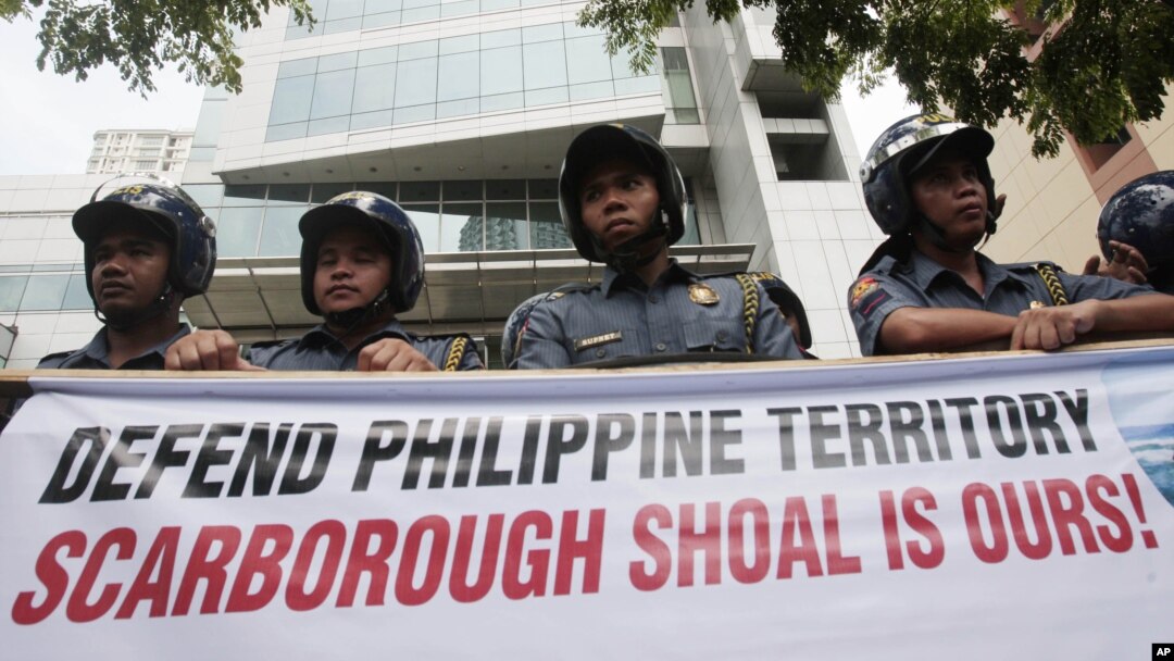 Cảnh sát đứng gác bên ngoài lãnh sự quán Trung Quốc tại Manila, Philippines, 11/5/2012