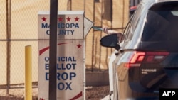 ARCHIVO - Un votante deposita una boleta en la urna electoral en el Centro de Tabulación y Elecciones del Condado de Maricopa (MCTEC) en Phoenix, Arizona, el 23 de octubre de 2024.