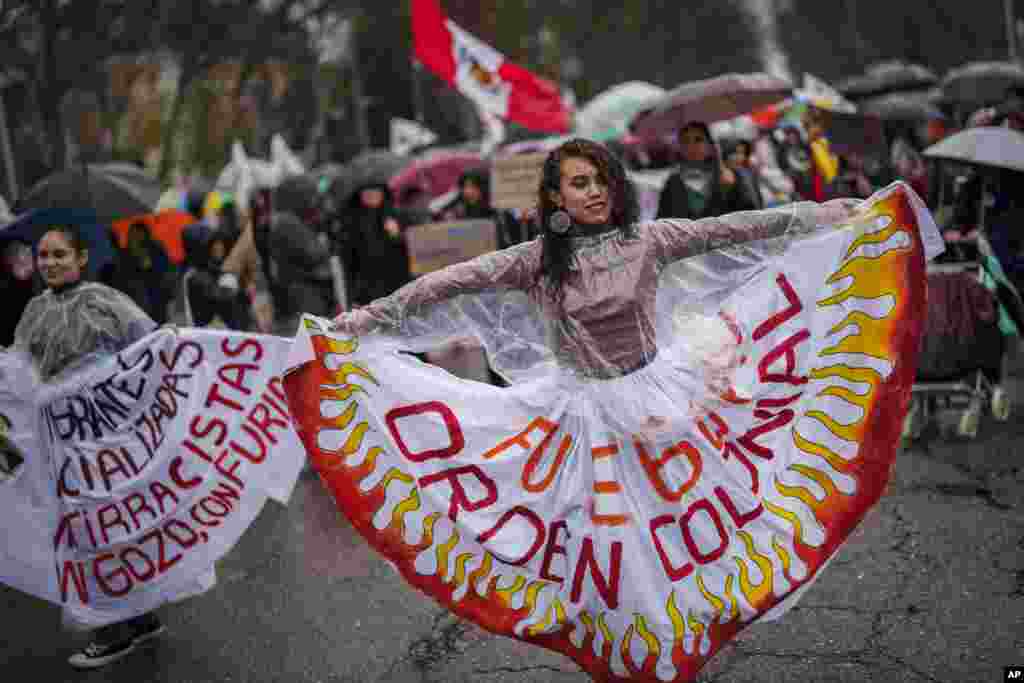 Manifestantes se reúnen durante una protesta por el Día Internacional de la Mujer en Madrid, España, el sábado 8 de marzo de 2025. (Foto AP/Bernat Armangue)