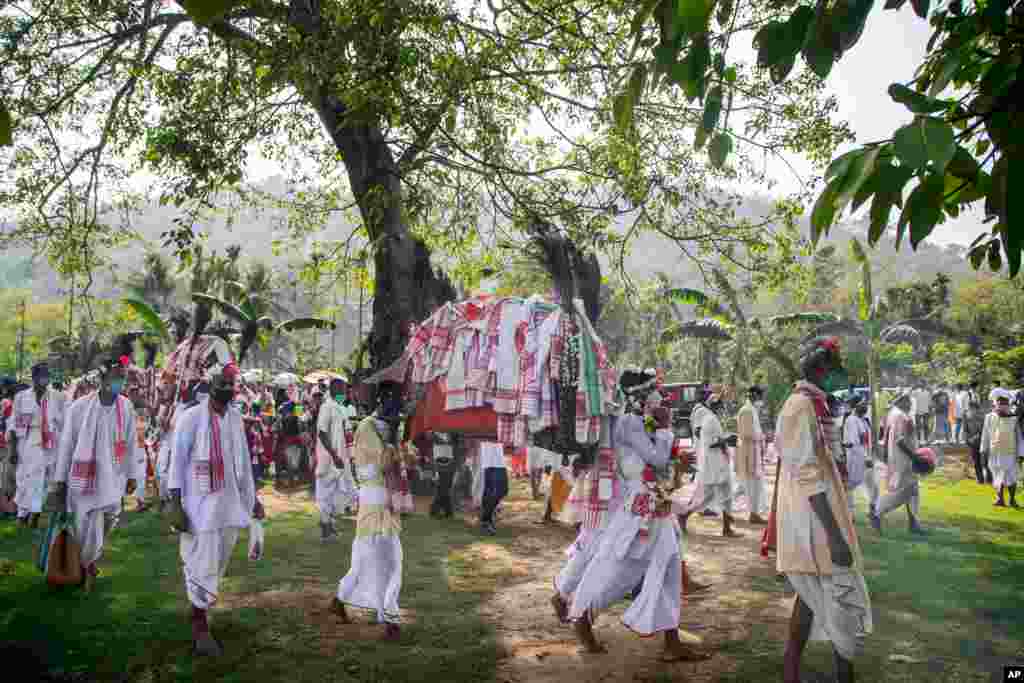 شرکت روستاییان در یکی از مراسم سنتی مذهبی در شرق گواهتی، هند