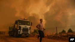 1일 터키 시르트코이 마을에서 주민들이 산불을 피해 대피하고 있다.