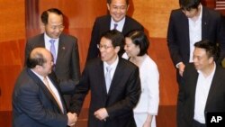 中联办主任张晓明（中）2013年会见香港议员