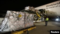 Empleados de la empresa estadounidense UPS cargan un avión de transporte con material médico en el aeropuerto internacional de Atlanta, el 1 de febrero de 2020.