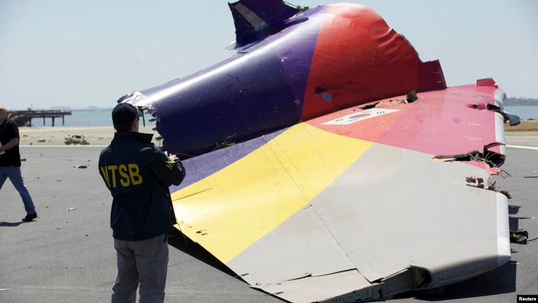 Penyidik dari NTSB telah menemukan kepingan ekor pesawat Asiana Airlines yang nahas di Teluk San Francisco, Senin (8/7). 