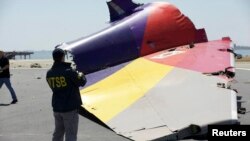 Penyidik dari NTSB telah menemukan kepingan ekor pesawat Asiana Airlines yang nahas di Teluk San Francisco, Senin (8/7). 