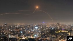 شلیک سامانه پدافند هوایی «گنبد آهنین» در مرکز اسرائیل برای رهگیری موشک پرتاب‌شده از نوار غزه. شنبه ۶ آبان