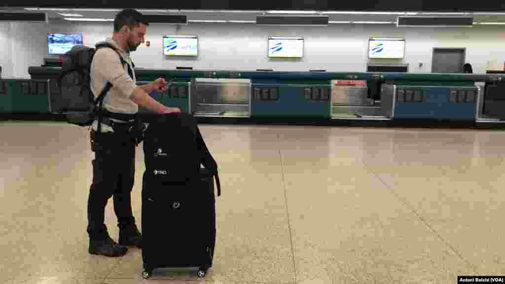 Un pasajero espera en la terminal de salidas del Aeropuerto Internacional de Miami tras conocer el anuncio de Donald Trump de cancelar todos los vuelos desde y hacia Europa debido al coronavirus. (Foto: Antoni Belchi)