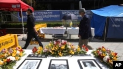 资料照片：2021年4月21日，周三，已故韩国慰安妇的肖像在韩国首尔的日本大使馆附近展出。（美联社）