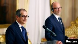 Italy's Economy Minister Giovanni Tria, left, holds a joint news conference with European Economic Commissioner Pierre Moscovici at the Treasury ministry in Rome, Oct. 18, 2018. 