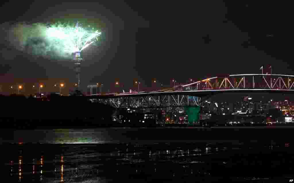 Los fuegos artificiales explotan desde la Sky Tower de Auckland cuando se celebra el Año Nuevo en Auckland, Nueva Zelanda, el martes 1 de enero de 2019. 