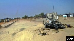 在博尔的军用车边有支持马查尔的叛军士兵的尸体。