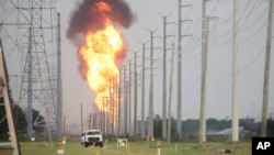 Un gasoducto que transporta líquidos de gas natural arde cerca de La Porte, Texas, el lunes 16 de septiembre de 2024.