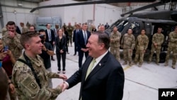 Le secrétaire d'État américain Mike Pompeo avec les forces américaines à la base aérienne de Bagram, en Afghanistan, le 9 Juillet 2018.