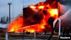 Tim penyelamat bekerja di lokasi fasilitas penyimpanan bahan bakar yang terkena rudal jelajah, saat serangan Rusia di Ukraina berlanjut, di Lviv, 27 Maret 2022. (Foto: via Reuters)