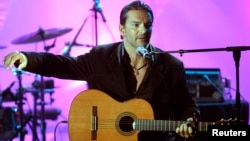 Guatemalan singer Ricardo Arjona performs at the 14th annual "ASCAP Latin Music" awards in Beverly Hills March 7, 2006. The American Society of Composers, Authors and Publishers (ASCAP) honored Arjona with the "ASCAP Latin Heritage" award for his contribu