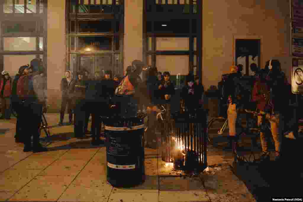 Sur la place Franklin, des militants anti-Trump ont débuté un 2e incendie, à Washington DC, le 20 janvier 2017. (VOA/Nastasia Peteuil)