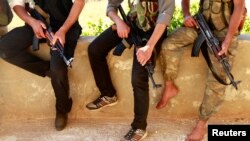 Des rebelles syriens à un barrage à Alep