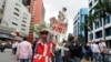 Manifestantes portan una pancarta en Caracas, que reza "Estamos pasando hambre", en marzo de 2020.