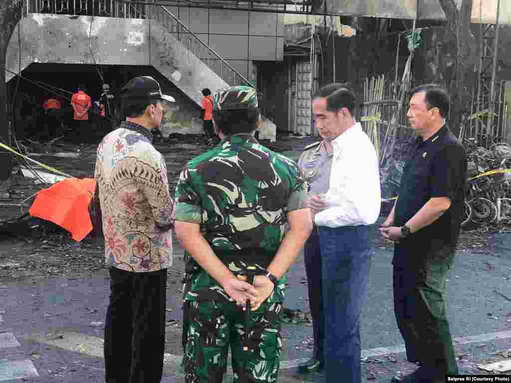 Presiden Jokowi mengunjungi lokasi ledakan bom di Gereja Kristen Indonesia di Surabaya.