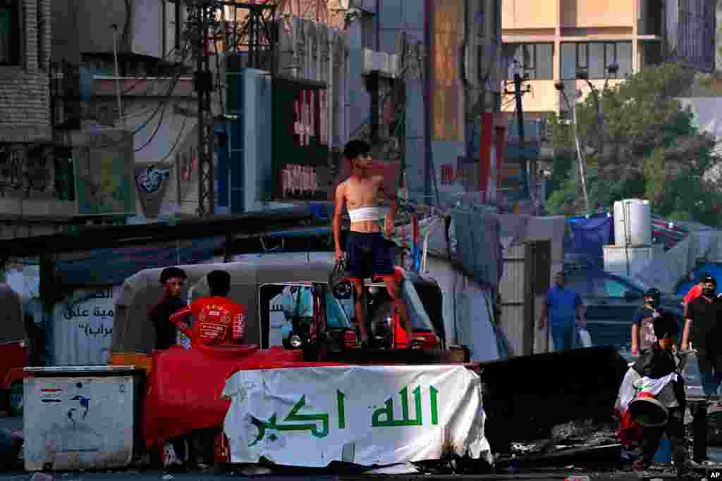 بغداد دوباره شاهد اعتراضاتی بود. درگیری بین ماموران و معترضان ضد دولت دست‌کم دو کشته برجای گذاشت. در ماههای گذشته در بخشی از اعتراضات، مردم به دخالت جمهوری اسلامی در عراق معترض شده بودند.