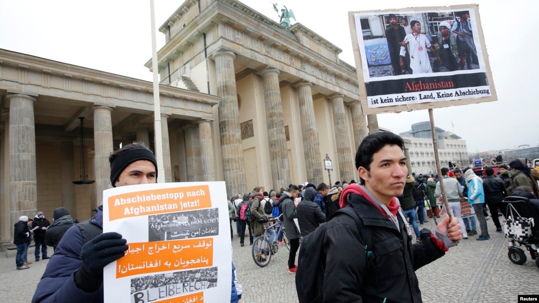 Warga memprotes deportasi pengungsi Afghanistan dari Jerman di Brandenburg Gate di Berlin (11/2).(Reuters/Fabrizio Bensch)