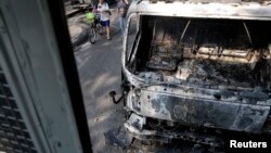 曼谷政府大楼附近抗议者和警察发生冲突后被焚毁的车辆