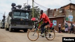 La police anti-émeute patrouillent dans la banlieue de Kibera à Nairobi, Kenya, le 7 août 2017. 