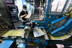 资料照片- 2021 年 5 月 11 日，一名员工在香港的印刷厂工作。