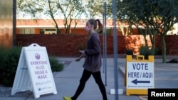 Una mujer camina para emitir su voto durante la elección anticipada en Phoenix, Arizona, EE. UU., el 29 de octubre de 2020.