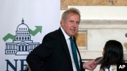 ARCHIVO- El embajador británico Kim Darr en un evento del Club Nacional de Economistas en la Embajada Británica en Washington, el 20 de octubre de 2017. Darroch renunció el miércoles 10 de julio de 2019.