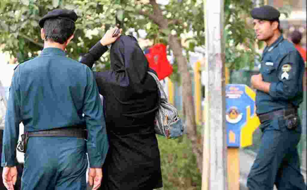 مردها نير در ايران همزمان با استقرار پليس امنيت اخلاقی از بستن گردن بند منع شدند برای خواندن مقاله کليک کنيد