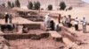 ARCHIVO - La arqueología está permitiendo reconstruir la historia y costumbres de pueblos que habitaron el planeta miles de años atrás. En la foto, un arqueólogo limpia restos de una antigua momia hallada durante excavaciones en Lima, Perú, el 22 de setiembre de 2023. 