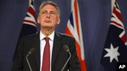 Menteri Luar Negeri Inggris Philip Hammond menolak campur tangan militer asing dalam konflik di Libya (foto: dok).