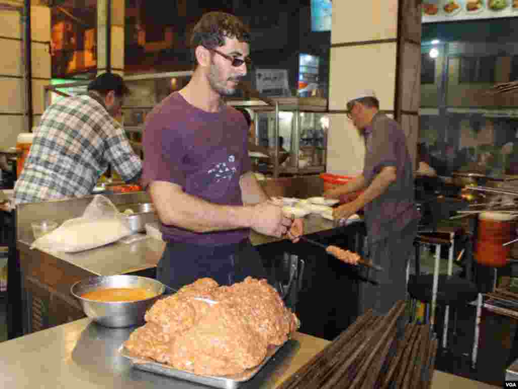 برنس روڈ کے سیخ کباب مشہور ہیں ایک دکاندار سیخ کباب بنانے کی تیاری میں مصروف ہے